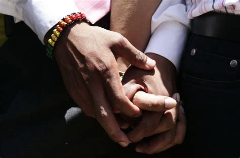 Coppia Gay Aggredita Con Calci E Pugni Davanti Alla Metro Poi Ci