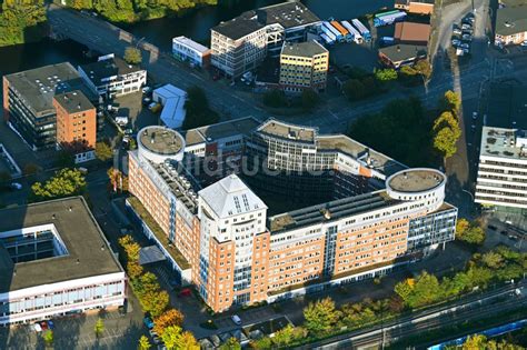 Hamburg aus der Vogelperspektive Herbstluftbild Bürogebäude des