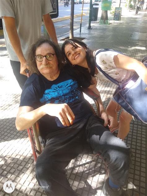 En sillas de ruedas y a pura sonrisa Charly García reapareció y se