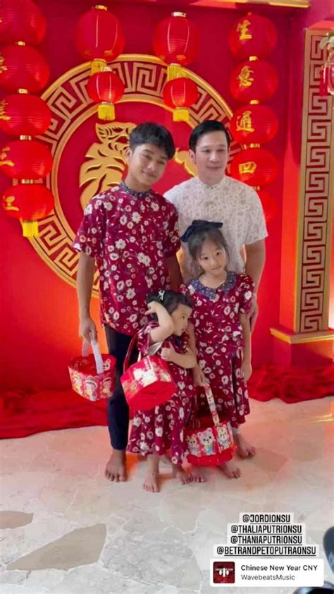 Potret Imlek Keluarga Ruben Onsu Sarwendah Bagiin Angpao