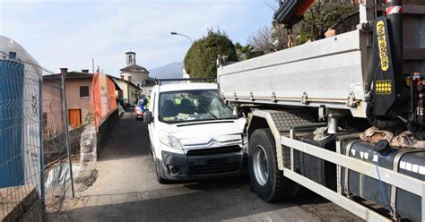 Furgone Contro Camion A Ponte Tresa Due Feriti Di Cui Uno Grave