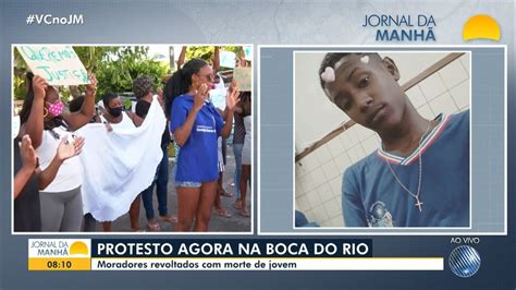 Grupo Fecha Rua Da Boca Do Rio Em Protesto Contra Morte De Jovem De