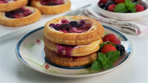 Mini Tarte Cu Aluat De Foietaj Si Fructe De Padure Jamilacuisine