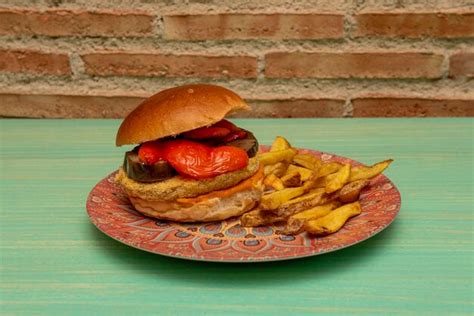 Hamburguesa Vegetariana Con Berenjenas De Calabac N De Pimientos Rojos