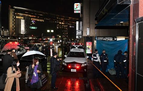 パトカーが出動するなど、騒然とするjr博多駅近くの現場＝16日午後7時37分、福岡市博多区（撮影・星野楽） 「通報して」叫ぶ声 黒っぽい服