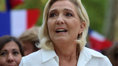 Je Suis La Candidate Naturelle De Mon Camp Marine Le Pen Affiche