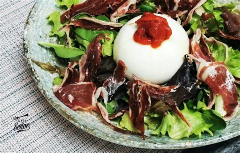 Ensalada de burrata con jamón ibérico y pimientos