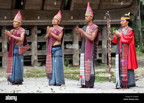 Tradicional Baile De Batak Isla Samosir Ambarita El Lago Toba En