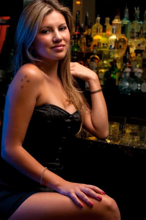 Sexy Au Bar Image Stock Image Du Nuit Fille Beau Publication