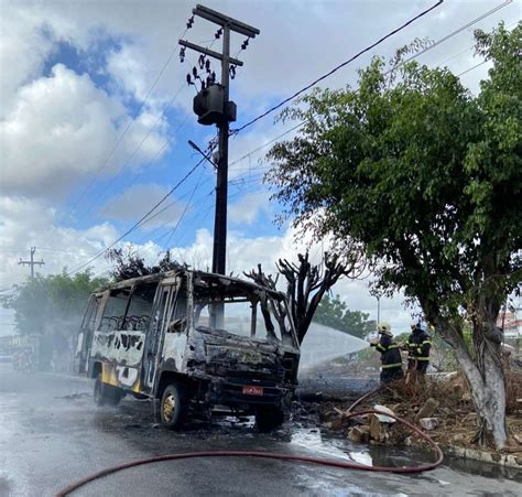 Bombeiros apagam incêndio em ônibus escolar em Amontada