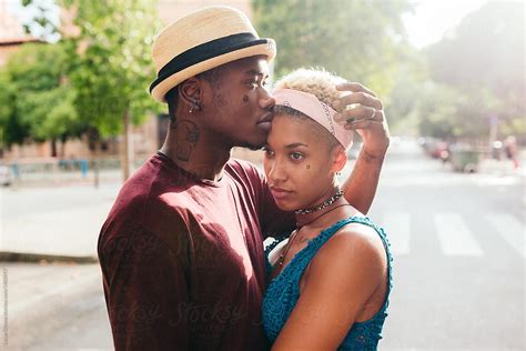 «young Multiracial Couple Hugging In The Street Del Colaborador De