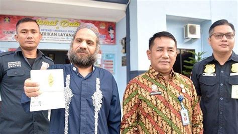 Terluntang Lantung Dan Sempat Jadi Pengemis Di Riau Tarek WNA Asal