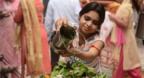 On The Second Monday Of Sawan The Crowd Of Devotees Gathered In The Shiva Temple सावन के दूसरे