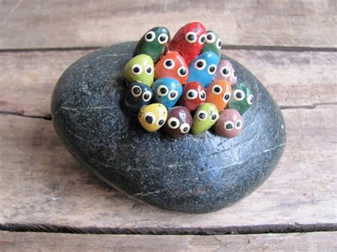 vintage 1970s souvenir pet rocks