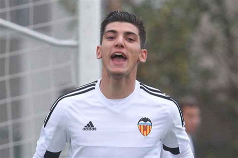 El Valencia Prepara Una Venta Para Pagar El Fichaje De Rafa Mir