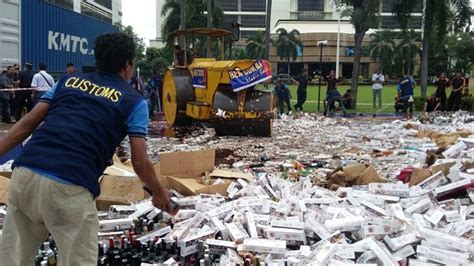 Ribuan Botol Miras Jutaan Batang Rokok Dan Sex Toys Dimusnahkan