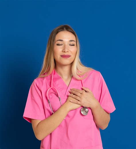 Docteur Blonde Avec L uniforme Rose Photo stock Image of médecin soin