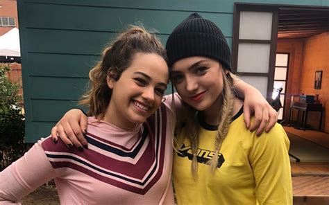 How Cobra Kai S Mary Mouser Saved Peyton List From A Creepy Guy At A Bar