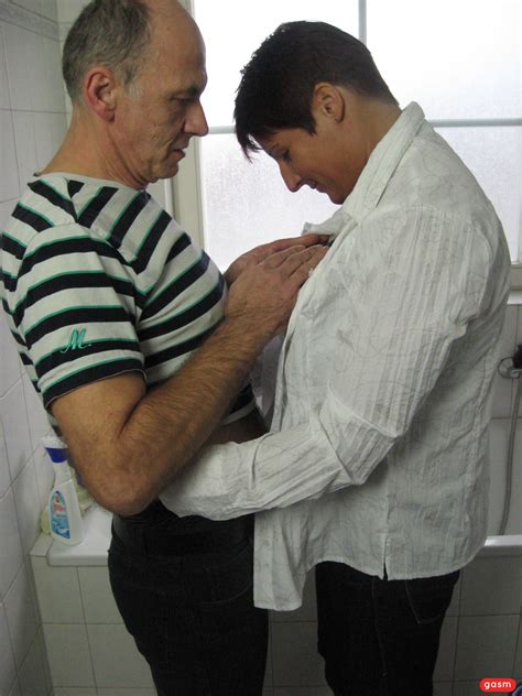 短发德国 MILF 在浴室里被操大奶子 CoedCherry