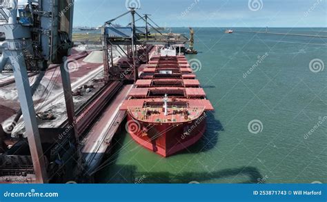 Grúas Que Descargan Una Nave Portadora a Granel En El Puerto Almacen De