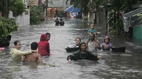 Floods Submerge Half Of Philippines Capital