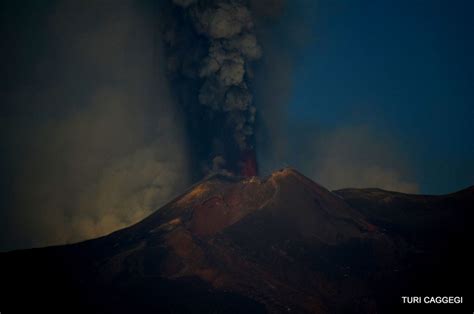 L Etna Torna A Ruggire Intensa E Spettacolare Eruzione In Atto