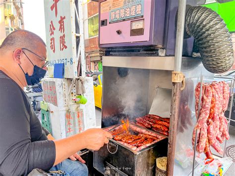 汐止銅板美食》中興路好吃香腸車，噴汁炭烤香腸，三隻100元，整路飄香口齒留香 小腹婆大世界