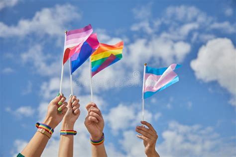 El Orgullo Lgbtq Tiene La Mano Con Banderas Como S Mbolo De Lesbiana Gay Bisexual Transg Nero Y