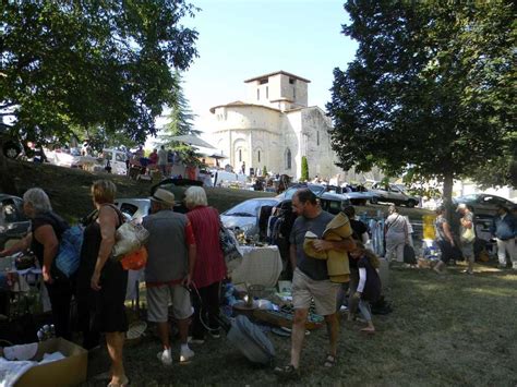 Le plein de chineurs au bric à brac Charente Libre fr