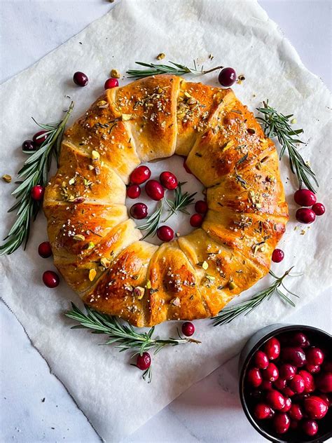 Cranberry Brie Crescent Wreath Holiday Appetizers Recipes Brie