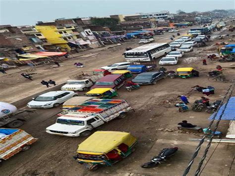 People Troubled By Jam And Flying Dust In Hanumanganj हनुमानगंज में जाम और उड़ती धूल से लोग