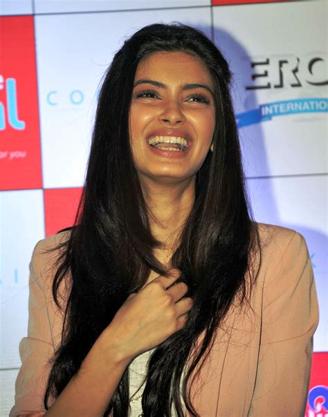 Laughing Diana Penty - Desi Comments