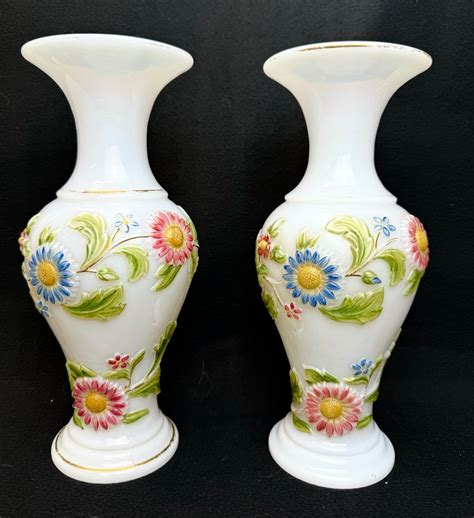 Proantic Baccarat Pair De Vases En Opaline D Cor Des Fleurs