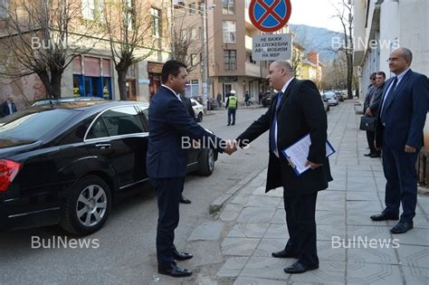 Министър Узунов раздаде ключовете на новите патрулки във Враца