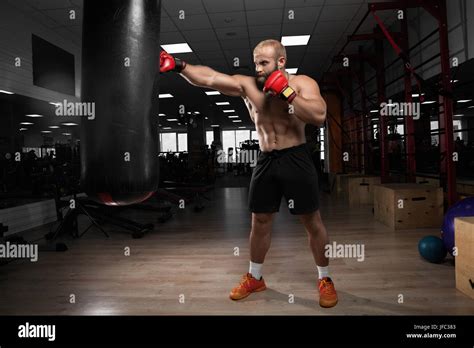 Man Boxing Ring Hi Res Stock Photography And Images Alamy