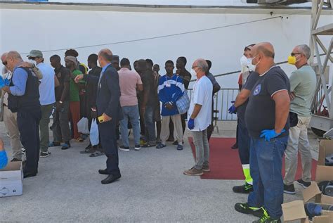 Arrivati Oggi A Pozzallo Altri Migranti Molti Hanno Ustioni