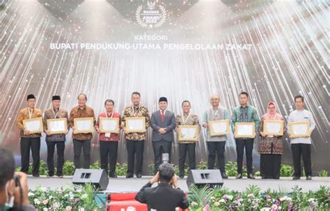 Dukung Pengelolaan Zakat Bupati Dan Baznas Gresik Terima Baznas Award