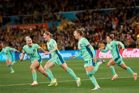 Australia Crushes Canada To Reach Wwc Knockouts Fmt