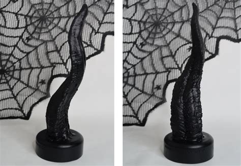 Review Venomous Tongue Venom Dildo By Mr Hankeys Toys Betty Butch