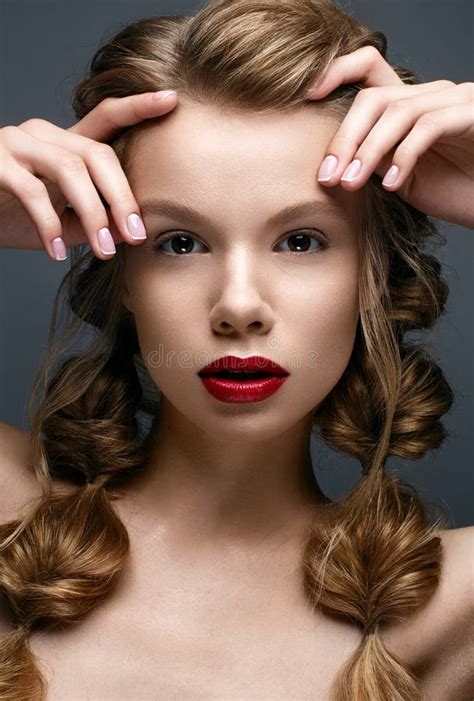 Belle Fille Avec Des Tresses Et Le Maquillage Doux Nudité Beau Modèle