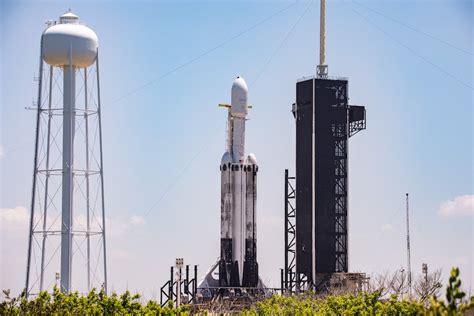 Falcon Heavy Check Out Photos Of Spacexs Falcon Heavy Rocket Fitted