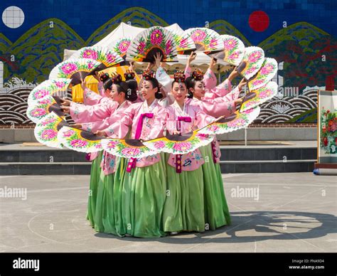 Korean Traditional Fan Hi Res Stock Photography And Images Alamy