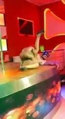 Zwerg fickt eine schöne Latina auf der Bühne xHamster