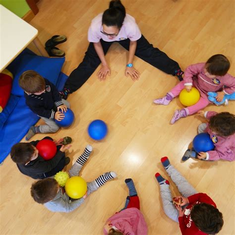 Gioco Di Gruppo Al Nido Nel Corso Del Terzo Anno Di Vita Il Bambino