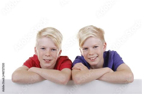 Zwei Blonde Zwillinge Lachen Nebeneinander Stock Foto Adobe Stock
