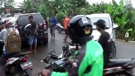 Diduga Mengantuk Pengemudi Tabrak Mobil Dari Arah Berlawanan Video