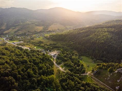 Vista aérea da paisagem da floresta de montanha Foto Premium