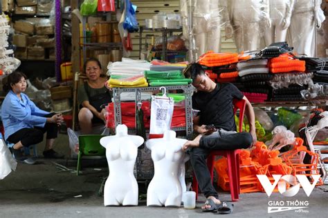 Cận cảnh cuộc sống thường nhật ở chợ lâu đời và lớn nhất ở Hà Nội