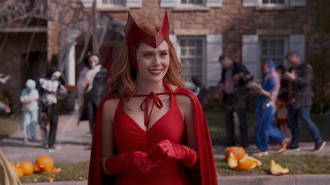 Wandavision Elizabeth Olsen Fought To Wear Scarlet Witchs Comic