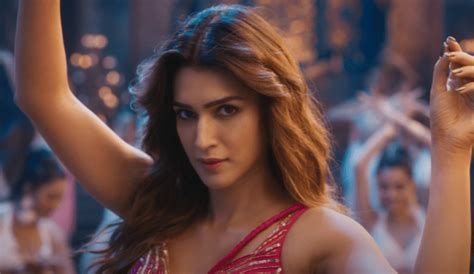 21 Kriti Sanon Hot Stills Thumkeshwari Song From Bhediya Just For Movie Freaks
